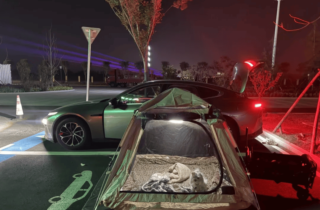 期间年轻人旅行掀起“帐篷过夜”热潮新葡京网上赌场不住酒店住帐篷！国庆(图3)